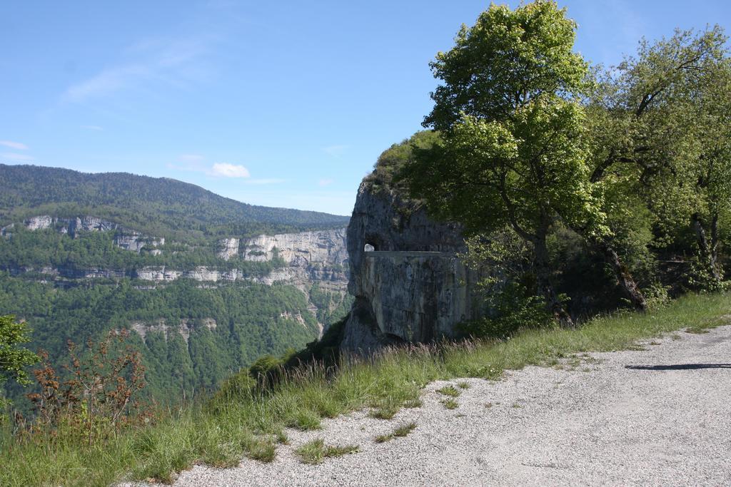Roulottes au pied du Vercors Saint-Jean-en-Royans Exterior foto